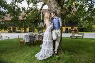 Sturm der Liebe – Hochzeit: Das frisch gebackene Ehepaar Alicia (Larissa Marolt, l.) und Viktor (Sebastian Fischer, r.).
