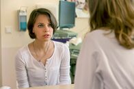 Familie Dr. Kleist – Julia (Barbara Prakopenka, l.) kommt als einzige Spenderin für ihre Schwester in Frage. Tanja (Christina Athenstädt, r.) klärt Julia über den Eingriff auf.
