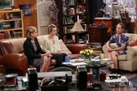 The Big Bang Theory – Gesprächh unter Frauen: Kommen Mary (Laurie Metcalf, r.), Penny (Kaley Cuoco, M.) und Beverly (Christine Baranski, l.) miteinander zurecht?