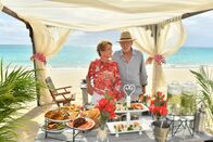 Das Traumschiff – Marlene (Uschi Glas) und Heinz Kolatschek (Michael Gwisdek) wollen auf Antigua ihre Goldene Hochzeit feiern.