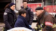 Chicago Fire – Chicago Fire Staffel 10 Folge 16 Ein kleiner Junge braucht Hilfe: Hanako Greensmith als Violet Mikami, Carlos S. Sanchez als Javi (sitzend), Jimmy Nicholas als Evan Hawkins, Joe Minoso als Joe Cruz