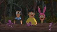 Bob's Burgers – Lindas Eltern haben sich ein Apartment in Florida gekauft. Mit ihrer Familie stattet Linda ihnen einen Überraschungsbesuch ab. Weil der Pool aber geschlossen ist, amüsieren sich Louise (r.), Gene (M.) und Tina (l.) auf eine andere Art ...