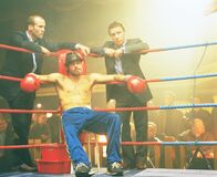 Snatch - Schweine und Diamanten – Mickey (Brad Pitt, M.) ist der Ersatzmann, den Turkish (Jason Statham, l.) und Tommy (Stephen Graham, r.) für den Boxkampf von Brick Top organisieren konnten.