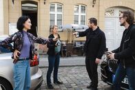 SOKO Potsdam – Pauline Hobrecht (Agnes Decker, l.) und Tamara Meurer (Anja Pahl, 2.v.l.) konfrontieren ihre Verfolger und zeigen ihre Dienstausweise. Robert Fischmann (Lorris André Blazejewski, 2.v.r.) und sein Kollege (Martin Kuschan, r.) weisen sich als Mitglieder des MEK aus.