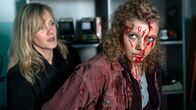 Tatort – Am Tatort wird Evelyn Kohnai (Luisa-Céline Gaffron, r) blutverschmiert von Kommissarin Martina Bönisch (Anna Schudt, l) festgenommen.