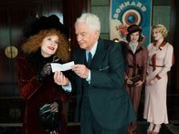 Mein fabelhaftes Verbrechen – v.li.: Odette Chaumette (Isabelle Huppert), M. Bonnard (André Dussollier), Pauline Mauléon (Rebecca Marder), Madeleine Verdier (Nadia Tereszkiewicz)