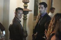 Lucifer – Ausgerechnet Dan (Kevin Alejandro, l.) und Lucifer (Tom Ellis, r.) sollen zusammen in einem Sex-Club undercover ermitteln. Kann das gutgehen?