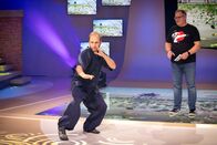 1, 2 oder 3 – Kung-Fu-Meister Arno Wünsch (l.) erklärt Elton (r.), warum viele Stile beim Kung Fu nach Tieren benannt sind.