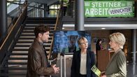 SOKO Stuttgart – Die junge Geschäftsführerin eines Stuttgarter Traditionsunternehmens in der Automobilbranche wird vorsätzlich überfahren und stirbt. Sie hatte gemeinsam mit ihrer Stiefmutter Anette Stettner (Esther Esche, M.) die Geschäftsleitung inne. Diese muss sich nun den unangenehmen Fragen von Martina Seiffert (Astrid M. Fünderich, r.) und Jo Stoll (Peter Ketnath, l.) stellen. Wie sich herausstellt, war das Verhältnis der zwei Frauen äußerst angespannt. Gab es interne Machtkämpfe?