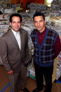 Monk – Mr. Monk (Tony Shalhoub, l.) und sein Bruder Ambrose (John Turturro, r.), die sich schon seit Jahren nicht mehr gesehen haben.