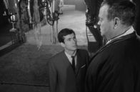Der Prozess – Josef K. (Anthony Perkins, li.) bittet Advokat Albert Hastler (Orson Welles, re.) um Hilfe.