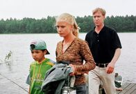 Unser fremdes Kind – Maria und Horst Schneider (Susanne Lüning und Oliver Stritzel) mit ihrem Sohn Oskar (Grzegorz Ruda).