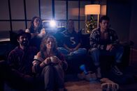 neoriginal: Vierwändeplus – Gregors Präsentation zu mehr Nachhaltigkeit im Haushalt der Baugruppe, die Caro in seiner Abwesenheit auf der Hausordnungsversammlung hält, überzeugt Erik (Moritz Vierboom, l.), Anna (Antonia Bill, 3.v.l.), Julia (Henrike Hahn, 2.v.l.) und sogar Bo (Kotti Yun, 2.v.r.) und Freddie (Eugen Bauder, r.) davon, 71 der vorgeschlagenen neuen Regeln umzusetzen.