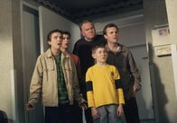 Malcolm mittendrin – Malcolm (Frankie Muniz, li.), Reese (Justin Berfield, 2.v.li.), Dewey (Erik Per Sullivan, mi.) und die Krankenhausmitarbeiter sehen entgeistert zu, wie ihr Vater eine schwerkranke Frau abküsst, in dem Glauben, es sei seine Frau Lois.