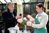 Sturm der Liebe – ARD STURM DER LIEBE FOLGE 1666 Uhr im ERSTEN. Julius (Michele Oliveri, l.) und Kira (Mareike Lindenmeyer, r.) treffen letzte Vorbereitungen für Julius' Heiratsantrag an Charlotte.