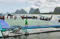 GEO Reportage – Der schwimmende Fußballplatz von Koh Panyee besteht aus einer Konstruktion aus Kunststoff-Pontons.