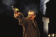 Fargo - Blutiger Schnee – Carls (Steve Buscemi) Plan, mit einem Kumpanen eine Frau zu entführen, geht gründlich schief - und zieht drei Leichen auf dem Highway nach sich. Dies ruft die hochschwangere Polizeichefin Marge Gunderson auf den Plan ...