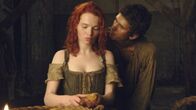 Das Parfum - Die Geschichte eines Mörders – Jean-Baptiste Grenouille (Ben Whishaw) beobachtet das Pflaumenmädchen (Karoline Herfurth) beim Schälen von Mirabellen. Dabei nähert er sich ihr, um ihren einzigartigen Duft einzufangen.