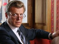 Geld.Macht.Liebe – ARD GELD.MACHT.LIEBE - KOMPLOTT, Deutschland 2009, Regie Christine Kabisch Uhr im Ersten Markus (Roland Koch) hat einen besonders cleveren Deal eingefädelt.