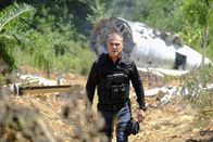 MacGyver – Nachdem Jack (George Eads) und sein Team ein Flugzeugwrack gefunden haben, begeben sie sich auf die Suche den verschwundenen Passagieren ...