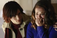 Castle – Die völlig verzweifelte Chloe Richardson (Sarah Drew, r.) hat sich im Waschkeller verschanzt und will sich das Leben nehmen. Kann Kate (Stana Katic, l.) sie davon abhalten?; Die völlig verzweifelte Chloe Richardson (Sarah Drew, r.) hat sich im Waschkeller verschanzt und will sich das Leben nehmen. Kann Kate (Stana Katic, l.) sie davon abhalten?