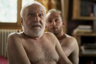 Last Dance – Aufwärmübung oben ohne, v.li.: François Berléand als Germain, Kacey Mottet Klein als Samir