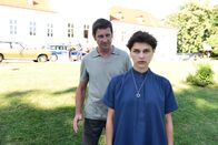 SOKO Wien – Bezirksinspektor Klaus Lechner (Andreas Kiendl) hat Hana Roth (Naemi Florez) bei ihrer Flucht im Garten der Akademie eingeholt.