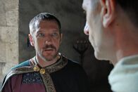 Die Deutschen – Karl der Große (Jens Schäfer ) im Gespräch mit seinem Vertrauten, dem Mönch Alkuin von York (Constantin Florescu) .