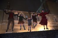 Mary Poppins' Rückkehr – Fröhliches Stelldichein zu nachschlafener Zeit, l-r: Lin-Manuel Miranda als Jack, Pixie Davies als Annabel, Joel Dawson als Georgie, Nathanael Saleh als John, Emily Blunt als Mary Poppins