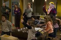 Modern Family – In the back, l-r: Jay Pritchett (Ed O'Neill), Gloria Delgado-Pritchett (Sofía Vergara), Mitchell Pritchett (Jesse Tyler Ferguson), Phil Dunphy (Ty Burrell)