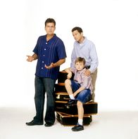 Two and a Half Men – (1. Staffel) - Nach einigen Anfangsschwierigkeiten läuft der Alltag in der Männer- WG eigentlich ganz gut: Charlie (Charlie Sheen, l.), Alan (Jon Cryer, r.) und Jake (Angus T. Jones, M.) ...