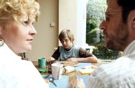 Mord mit Aussicht – Dietmar Schäffer (Bjarne Mädel, r.) und Heike Schäffer (Petra Kleinert, l.) haben ein Problem mit ihrem hochbegabten Sohn Kevin (Jasper Smets, M.). Obwohl Kevin ein Stipendium fürs Eliteinternat Lobberich ergattert hat, will er nicht aufs Schloßinternat zu all den reichen Schnöseln.
