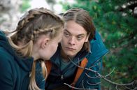 Wild Republic – Lindi (Maria Dragus) und Justin (Béla Gabor Lenz) verstehen einander. Ihre Bereitschaft, die wilde Republik zu verteidigen, geht weit über die der anderen Mitglieder hinaus.