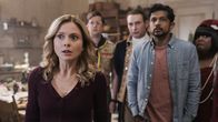 Ghosts – L-R: Rose McIver as Samantha, Richie Moriarty als Pete, Brandon Scott Jones als Isaac, Utkarsh Ambudkar als Jay und Danielle Pinnock als Alberta.