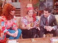 Eine schrecklich nette Familie – Die Wahrsagerin Madame Olga (Carmen Zapata, M.) prophezeit Peggy (Katey Sagal, l.) eine rosige Zukunft.
