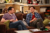 Two and a Half Men – Als Walden (Ashton Kutcher, r.) auf einer Single-Veranstaltung auf seine Ex-Frau Bridget trifft, überlegt er, ob er wieder mit ihr zusammenkommen sollte. Alan (Jon Cryer, l.) fürchtet jedoch, dass das nicht gut für ihn wäre ...