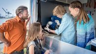 Die Pfefferkörner – Spuren sichern an der Fischbude Sven, Kira, Levin und Nele.