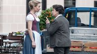 Der Bergdoktor – Lisbeth Gruber (Monika Baumgartner, r.) macht Susanne (Natalie O'Hara, l.) klar, dass sie keinen Keil in die Familie Gruber treiben darf.