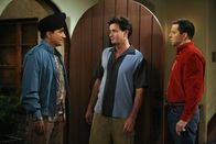 Two and a Half Men – Männergespräche: Don (Iqbal Theba, l.), Charlie (Charlie Sheen, M.) und Alan (Jon Cryer, r.)