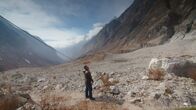 Im Angesicht der Katastrophe – Lhakpa Jangba steht an der Stelle, an der sein Familienhaus stand, bevor es von der Lawine zerstört wurde. (National Geographic/Steve Organ)