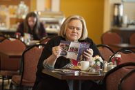 Baskets – Muss sich mit dem Unmut ihres Sohnes, über eine von Ronald Reagans Entscheidung, auseinandersetzen: Christine (Louie Anderson) ...