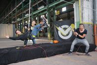 Checkpoint – Moderator Tommy Scheel, Cem und Leon versuchen die Schwerkraft mit Magneten zu überwinden.