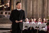 Father Brown – Canon Fox (Roger May) verkündet, welcher Chor sich für das Finale des Wettbewerbs qualifiziert hat.