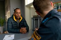Watzmann ermittelt – Max (Nepo Fitz, r.) präsentiert Jerry (Peter Marton, l.) Unterlagen und Müll aus Sagers Büro. Weiteres Bildmaterial finden Sie unter www.br-foto.de.