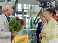 In aller Freundschaft – Charlotte (Ursula Karusseit, rechts) und Barbara (Uta Schorn) sind zu spät am Flughafen - als Otto (Rolf Becker) Charlotte dann einen Heiratsantrag macht, reagiert diese nicht gerade mit Freudensprüngen. Otto kann seine Enttäuschung nicht verbergen und lässt die beiden Frauen am Flughafen stehen.
