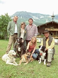 Der Ruf der Berge – Tierpsychologe Stefan Suttner (Siegfried Rauch, rechts), Tierärztin Dr. Marion Brückner (Marita Marschall, 2. von rechts), Bürgermeister Wegerer (Franz Buchrieser, links), Nadja Smith (Daniela Preuß) und Xaver Riedel (Maximilian Krückl).