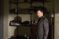 Elementary – Versucht alles, um den Täter zu finden, der bei Captain Gregson eingebrochen ist: Sherlock Holmes (Jonny Lee Miller) ...
