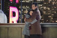 Castle – Kyra Blaine (Alyssa Milano, l.) ist völlig verzweifelt und wendet sich an Castle (Nathan Fillion, r.), mit dem sie vor Jahren eine Beziehung geführt hat.