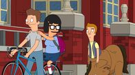 Bob's Burgers – Tina (M.) wartet auf eine Antwort von Jimmy Jr. (r.). Sie hat ihn zum Schulball eingeladen. Nun spielt sie nach längerer Wartezeit doch mit dem Gedanken Josh (l.) zuzusagen, der sie wiederum zum Ball eingeladen hat. Doch für wen wird sich Tina entscheiden?