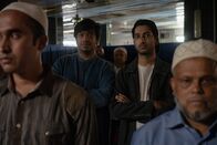Bangla – Phaim (Phaim Bhuiyan, 2.v.r.) ist in der Moschee abwesend. Seine Gedanken kreisen um seine schöne Freundin. Auch sein Freund Fayruj (Fabian Durrani, 2.v.l.) merkt, dass Phaim sich verändert hat, seit er verliebt ist.